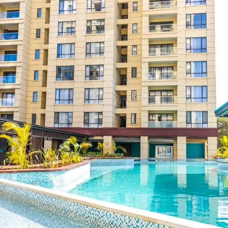 Chic Loft steps from Yaya Center | Pool + gym Отели рядом с достопримечательностью «Торговый центр Yaya Centre»