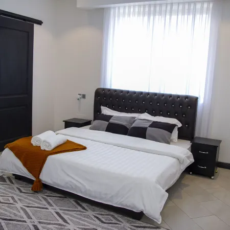 The Grand Nest Mansion - 3BR + Office, Lakeview