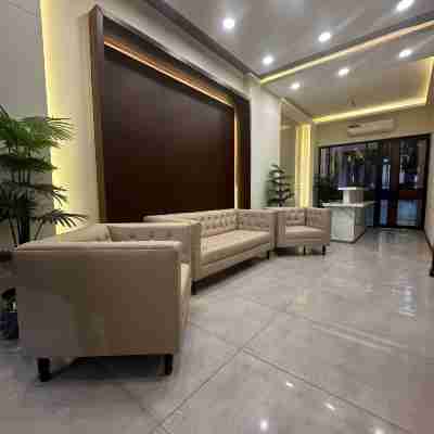 Luxury 3BR Apt | Prime Spot w/Lounge & Dinning Others