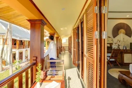 Elegant Boutique Hotel Luangprabang Отели рядом с достопримечательностью «Wat Xieng Muan»