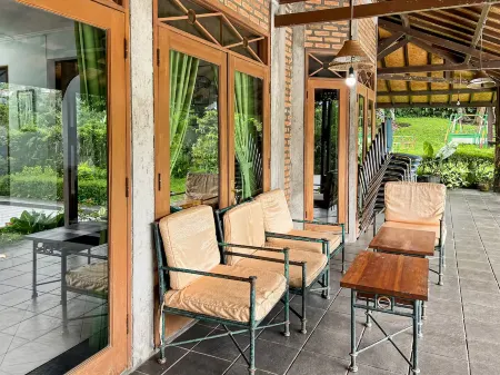 Large Bogor Villa w/ Pool, BBQ Grill& Fishing Spot Отели рядом с достопримечательностью «Camphulucai»