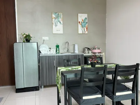 Setia Tri-Suite(2) by Homey Planet Отели рядом с достопримечательностью «Setia SPICE Convention Centre»