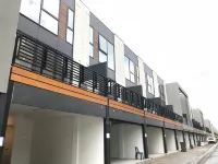 Family-Friendly Townhouse in Port Melbourne | Private Parking - พร้อมระเบียง