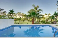 Luxury Beachfront Apt with Private Garden & Pool - شاطئ