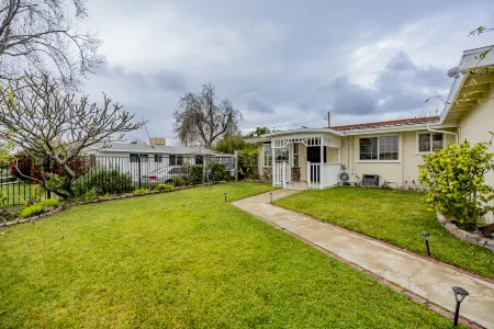 Modern Luxury in San Gabriel Valley Retreat Отели в г. Глендора