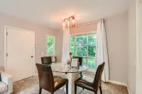 One Level 4 rooms, EV Charger close to airport