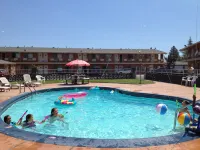 The River Inn & Suites - parking