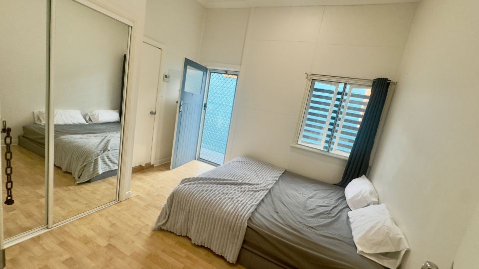 Studio room ensuite bathroom Brisbane City near Kangaroo Point and Gabba Cricket stadium
