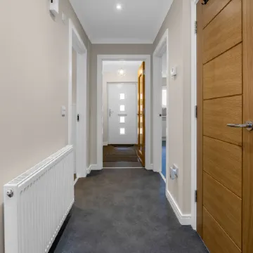 Lochee 2 - Large 4 Bedroom House with 6 Beds and 3 bathrooms, TVs in each room, Free Parking