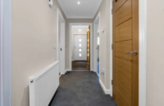 Lochee 1 - Large 4 Bedroom House with 6 Beds and 3 bathrooms, TVs in each room, Free Parking