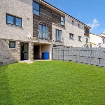 The Townhouse - 4 Rooms Large Beds with TV's, Poker Table, Fully Equipped, Easy Ring-Road Access