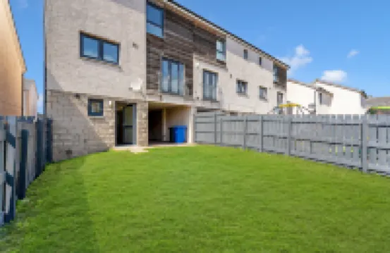 The Townhouse - 4 Rooms Large Beds with TV's, Poker Table, Fully Equipped, Easy Ring-Road Access