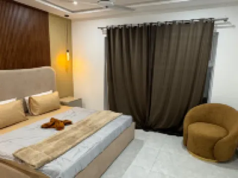 Light & Latte | 1BHK | MM ALAM | Self CheckIn ラホールのホテル