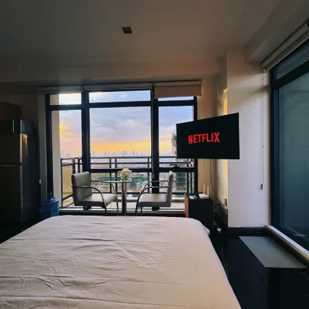 Executive Studio w/ Sunset View – Makati CBD