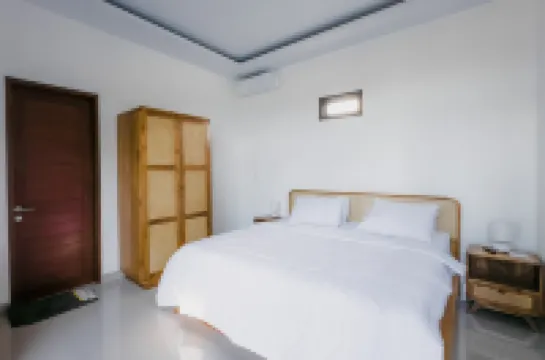 拉瓦納布利斯圖別墅-尼亞尼海灘 Villa Iskandar附近的飯店