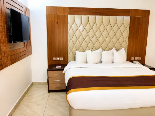 Immaculate Diamond Hotel and Apartments - bar