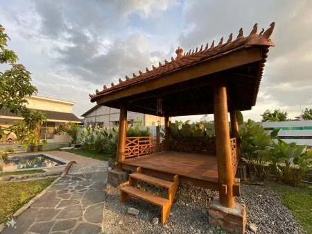 Villa Sawah Prambanan Отели рядом с достопримечательностью «Sari Temple»