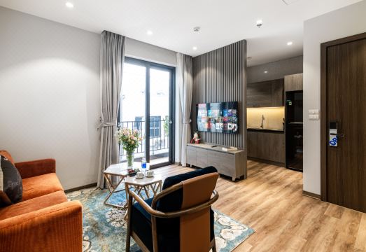 럭스 파라다이스 스위트 호텔, 토 응옥 반