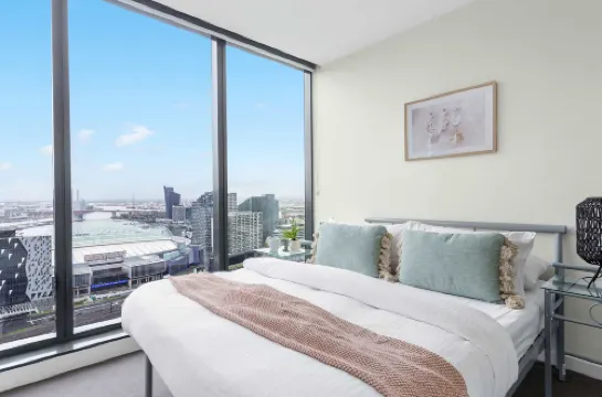 Southern Cross Gem: Modern Home with Harbour Views