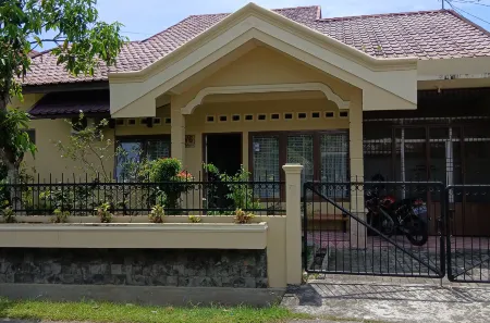 Gestur First House (Syariah) Отели рядом с достопримечательностью «Монумен Пересмиан Бандара Интернашенал Минангкабау»