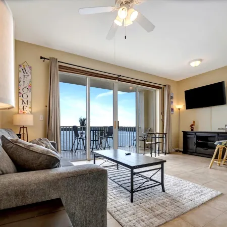 Sunlit Bayview Suite Balcony Pool & Hot Tub!