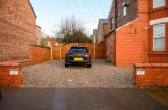 Modern 4-Bed • Free Parking • Work & Leisure Stays