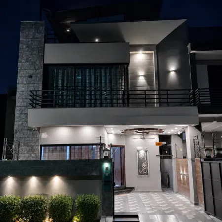 DHA Phase 9 Luxury 3BR, 4 ACs, Home Office, Family Stay