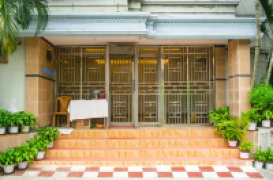 โรงแรม ลอเรล เลคฟรอนต์