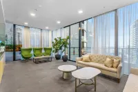 Luxe 2BR Retreat POOL, GYM & PARKING South Yarra