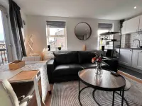 Riverside Retreat Leeds City Location Modern 2-Bed 2-Bath Townhouse & Free Parking