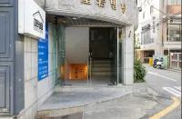 Full House/Hongdae Entrance Sta.Exit 7. Party room. Big House. Two Rooms.