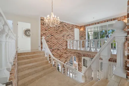 Stunning 4BR Holiday Home with Water Views & Pool Отели в г. Ettalong Beach