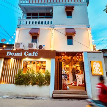 Demi Cafe & Hostel