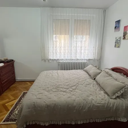 Brașov Hillside Apartment close to the Old Town Отели рядом с достопримечательностью «Аквапарк Paradisul Acvatic»