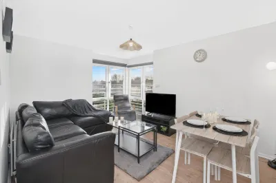Saughton 2BR | Free Private Parking | Near Tram Hotels in Kings Knowe