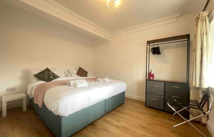 Spacious Stay • Van Parking • Split Beds • A1/M25