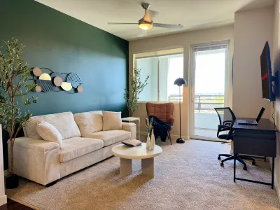 NEW LA Home W/Pool & GYM +Parking 10 Min to Cedars