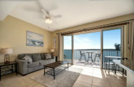 Sunlit Bayview Suite Balcony Pool & Hot Tub!