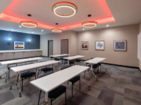 La Quinta Inn & Suites by Wyndham DeSoto Hotels in DeSoto