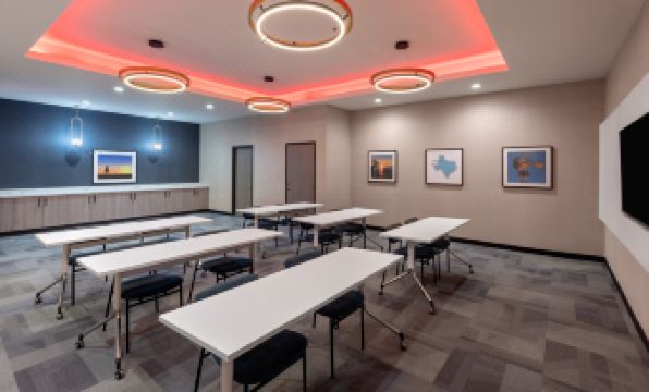 La Quinta Inn & Suites by Wyndham DeSoto