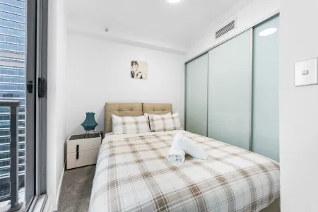 Vibrant 2BR Apt in the heart of city/Central Отели рядом с достопримечательностью «Парк Белмор»