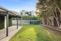 Tranquil Room – Minutes from Parks, Shops & Easy Airport Commute