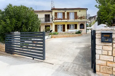 TRIKA Apartments Hotel di 