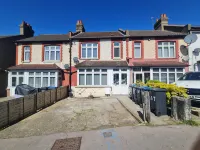 Spacious 4 bedroom house in Selhurst park - Bungalows
