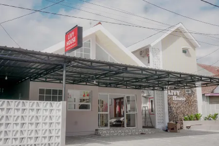Livy House by Yurooms.id Отели в г. Sananwetan