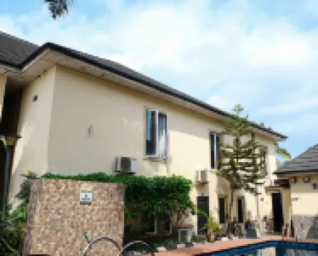 The Cromwell Courtyard Hotel