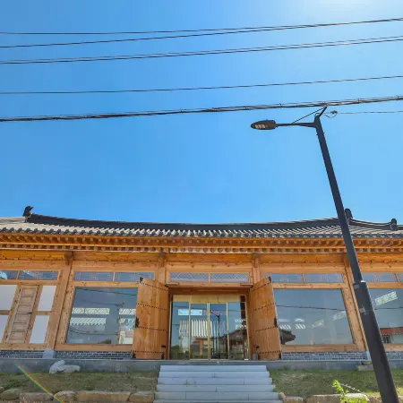 hanok cheonwon village Отели рядом с достопримечательностью «Храм Сундокджон»