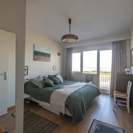 Seaview Apartment on the Beach - Free Parking!