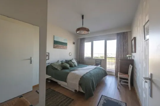 Seaview Apartment on the Beach - Free Parking!