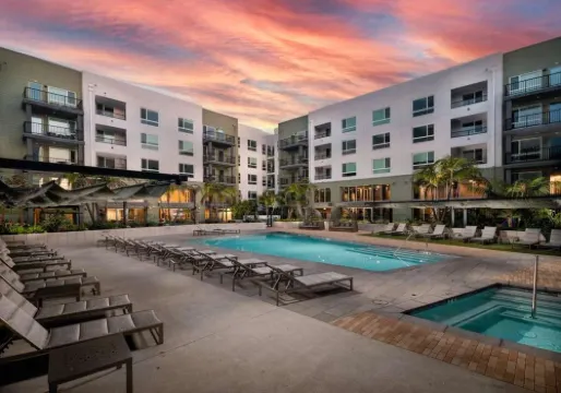 Bright Condo 10 Min from Disneyland W/ Pool & GYM